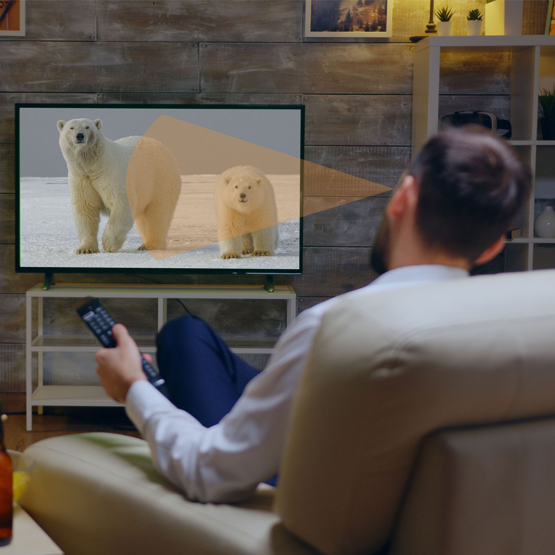 hombre sentado en el sofá viendo el televisor con el mejor ángulo de visión ángulo visión televisor