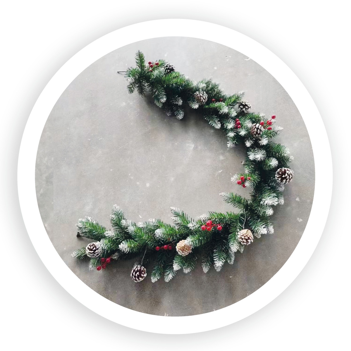 Dusia Artificial garland 1,5M 100 white tips, berries and pinecones
